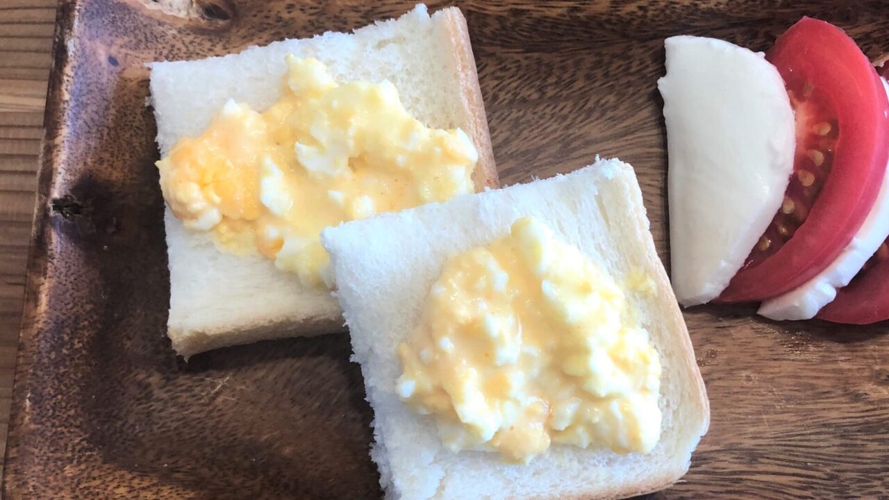 マヨネーズの代わりにヨーグルトを使った卵サンドは、タンパク質も補えて、こどもの朝食におすすめです。