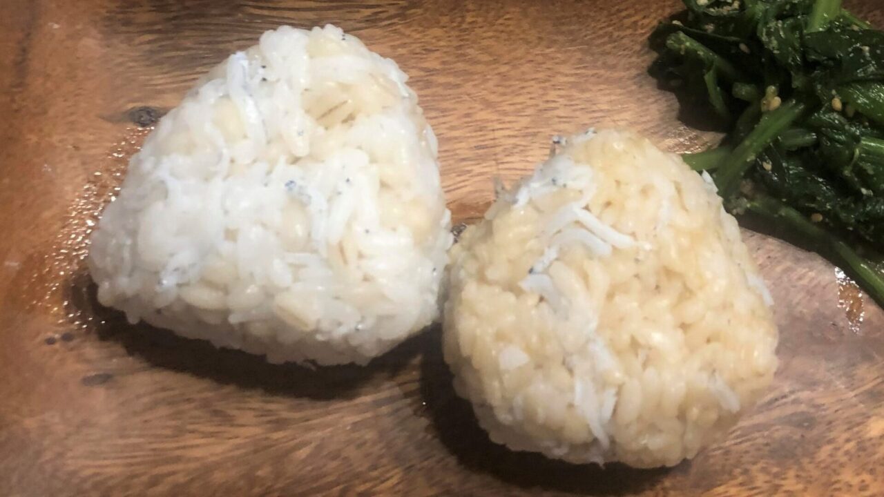 玄米ともち麦ご飯をこどもに食べやすくするには、釜揚げシラスと溶けるリーズを使ったおにぎりがおすすめです。