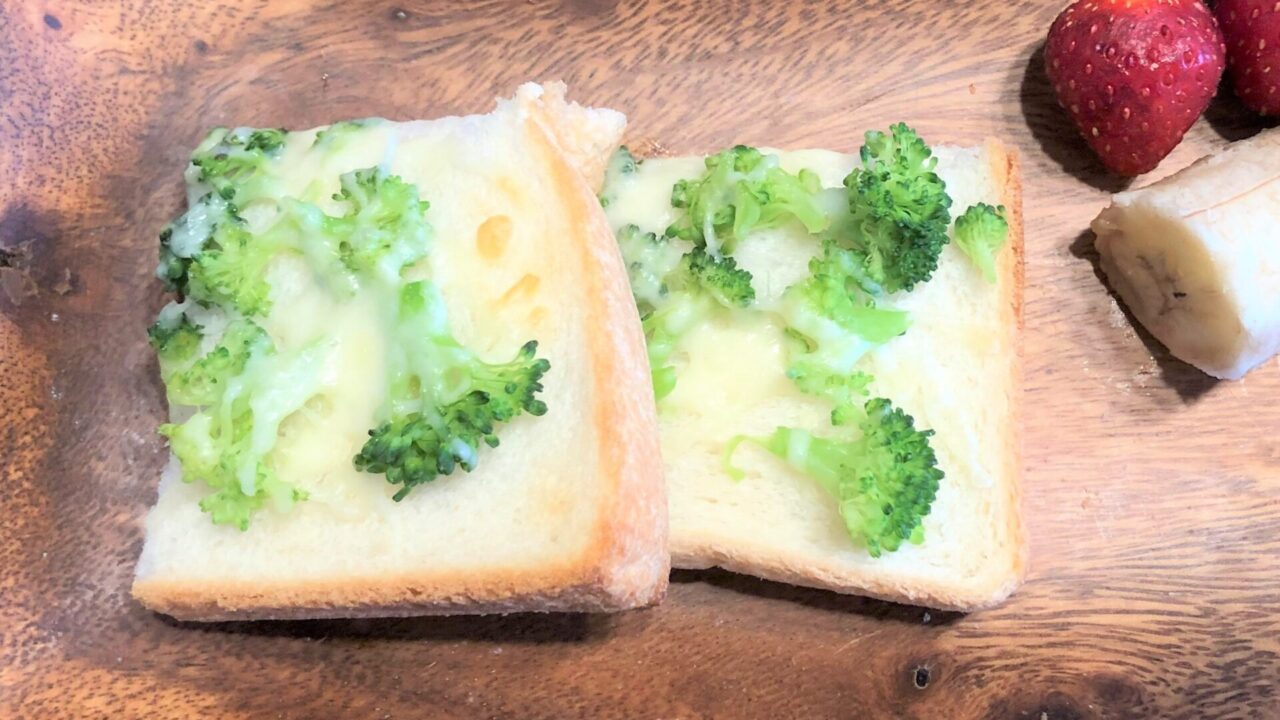 チーズトーストに野菜を一緒にのせれば、こどもも苦手な野菜を食べやすくなる。