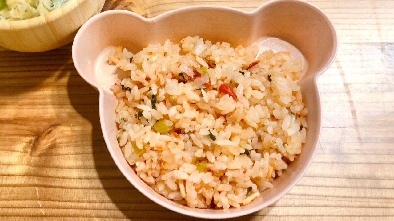 お米と具材を一緒に炊飯器で炊くだけでできるチキンライスは、朝時短できて、こどもが野菜を美味しく食べられるので、ワーママが作る朝食におすすめです。